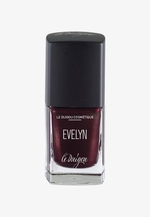 Burgunderfarbener Nagellack in einer rechteckigen Glasflasche mit schwarzem Deckel. Das Etikett zeigt weißen Text mit dem prominent dargestellten Namen "Evelyn".