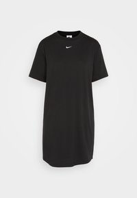 Czarna bawełniana sukienka koszulowa, luźny krój, krótkie rękawy, okrągły dekolt, z małym białym logo Nike na piersi. Gładka faktura, do kolan.
