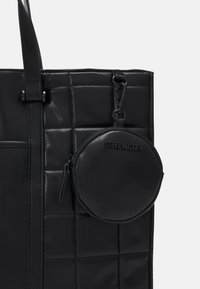Czarna pikowana torba na ramię z małym okrągłym odpinanym woreczkiem z zamkiem błyskawicznym i wytłoczonym logo "Steve Madden".