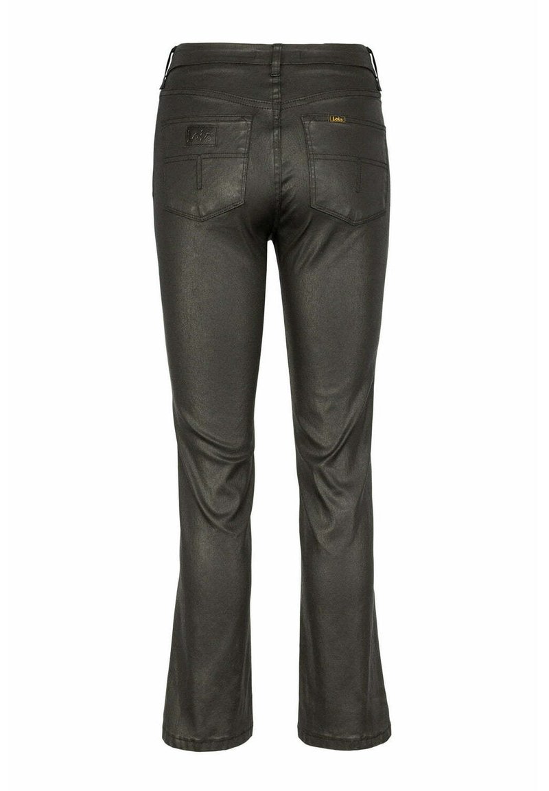 Zwarte synthetische jeans met een slim fit, voorzien van achterzakken en een subtiele glans. De stof heeft een gladde textuur en een lichte rek.