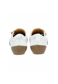 Witte leren schoenen met een bruine kurken zool, ronde vorm en een tan interieur. Beschikt over een kleine hak en minimale stikselaccenten.