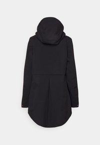 Veste noire à capuche avec une texture lisse et mate, un ourlet arrière légèrement allongé, et un design minimaliste sans aucune pièce métallique visible.