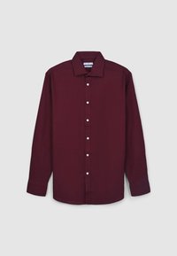 Chemise bordeaux à manches longues avec un col classique, une fermeture à boutons sur le devant et des boutons blancs. Tissu légèrement texturé, coupe régulière.