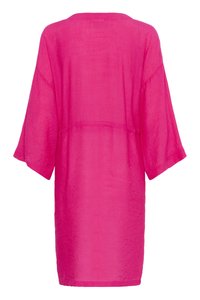 Vestido de lino rosa con un corte holgado, mangas anchas y un corte recto. Presenta un diseño de longitud media y una tela texturizada y liviana.