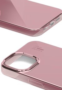 Translucent rosa telefonveske med blank overflate, avrundede kanter, utskjæringer for knapper og kamera, samt preget "IDEAL OF SWEDEN"-logo.