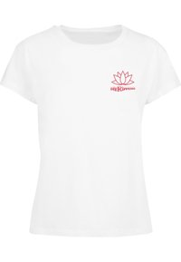 Hvid bomulds t-shirt med scoop-neck og korte ærmer. Har et rødt lotusmotiv med teksten "DIE FLIPPERS" nedenfor. Simpelt og uudført design.