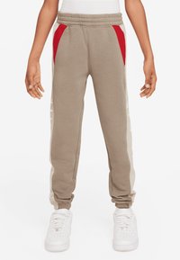 Nike Sportswear AIR PANT UNISEX - Träningsbyxor - khaki/light orewood brown/university red