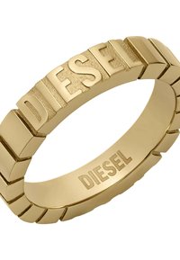 Goldfarbener Metallring mit segmentiertem Design, mit graviertem "DIESEL"-Text, strukturierten und glatten Abschnitten sowie einer abgerundeten Innenseite.