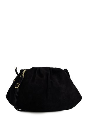 Sac à bandoulière en daim noir avec haut froncé, bandoulière réglable et détails de boucle et quincaillerie dorés.
