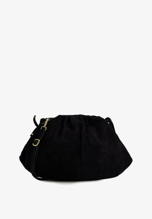 Sac à bandoulière en daim noir avec haut froncé, bandoulière réglable et détails de boucle et quincaillerie dorés.