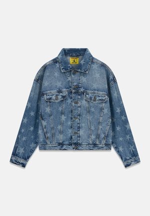 Denimjack met knoopsluiting aan de voorkant, twee borstzakken met klep en een sterrenpatroon gedrukt op de stof.