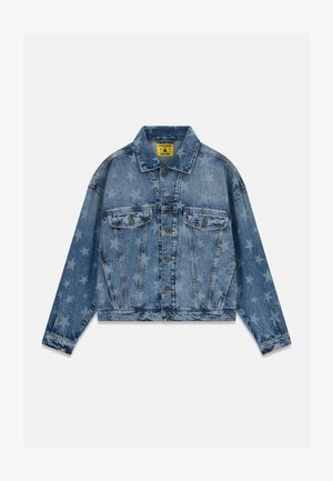 Denimjack met knoopsluiting aan de voorkant, twee borstzakken met klep en een sterrenpatroon gedrukt op de stof.