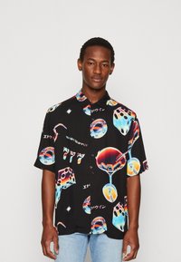 Camicetta nera a maniche corte con motivi astratti colorati di vari contenitori per bevande e forme, con un design casual a bottoni.