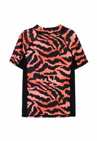 Kortärmad rash guard i rosa och svart tigerrandigt mönster; tillverkad av sträckt material med svarta sidopaneler och platta sömmar.