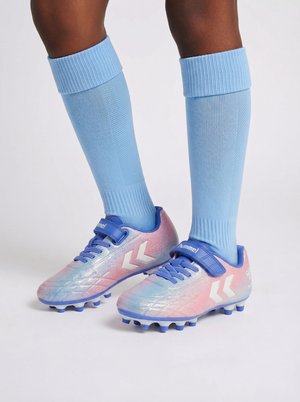 Beine mit hellblauen knielangen Socken und pastellrosa-blauen Fußballschuhen mit blauen Stollen auf weißem Hintergrund.