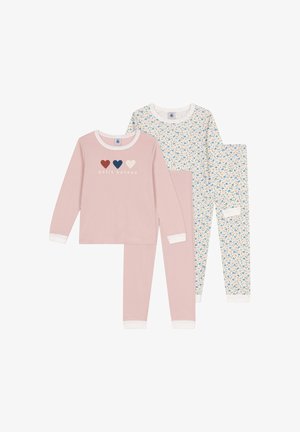 Due set di pigiama per bambini. Uno è rosa con polsini bianchi, con una stampa a cuori e la scritta "petit bateau". L'altro ha un motivo floreale.