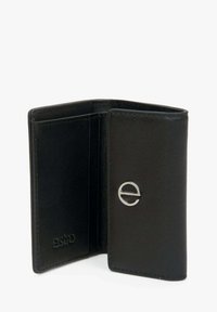 Zwarte leren portemonnee met een zilveren logo, met een interieur dat kaartslots bevat en een minimalistisch ontwerp heeft. Soepele textuur en opvouwbare vorm.