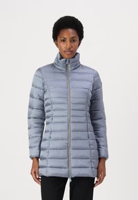 Giacca a vento azzurra chiara con collo alto, design trapuntato, zip frontale e maniche lunghe. Il materiale appare liscio e leggermente lucido.