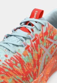 Αθλητικά παπούτσια με υφασμάτινο πολύχρωμο άνω μέρος σε αποχρώσεις του μπλε, κόκκινου και πράσινου, με γκρι κορδόνια και κόκκινη λεπτομέρεια στη φτέρνα.