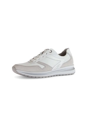 Witte en lichtgrijze sportieve schoen met een bovenwerk van suede en synthetisch materiaal, vetersluiting, gevoerde kraag en een gestructureerde zool voor grip.