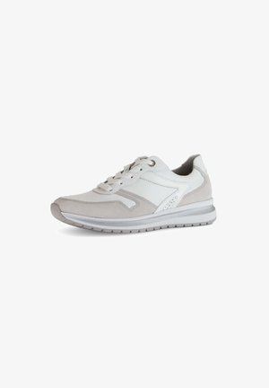 Witte en lichtgrijze sportieve schoen met een bovenwerk van suede en synthetisch materiaal, vetersluiting, gevoerde kraag en een gestructureerde zool voor grip.