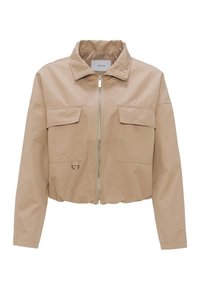 Veste courte beige avec manches longues, fermeture éclair à l'avant, deux poches poitrine à rabat et petit détail anneau en métal sur la poche gauche.