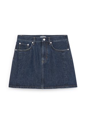 Mini-jupe en denim bleu foncé avec poches avant, passants pour ceinture, bouton en métal et coutures visibles, posée à plat sur fond blanc.