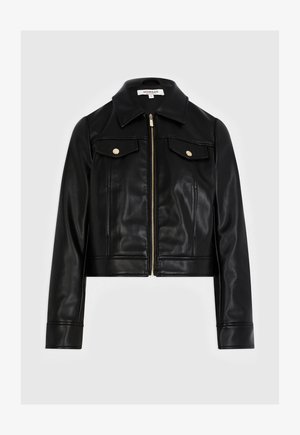 Musta lyhythihainen nahkatakki, jossa on kauluksellinen kaula-aukko, kultasävyisiä nappeja rinnassa olevissa taskuissa ja keskellä vetoketjukiinnitys. Sileä pinta.