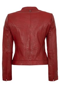 Rote Lederjacke mit tailliertem Schnitt, hohem Kragen und langen Ärmeln. Hat minimalistische Nähte und dezente Rückendetails. Mit Reißverschluss an den Manschetten.