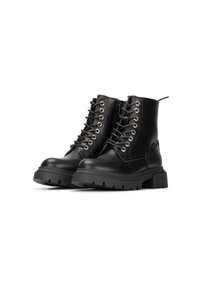 Botas de tobillo de cuero negro con un diseño resistente, que cuentan con ojales de metal, cordones, una cremallera lateral y una suela gruesa y texturizada.