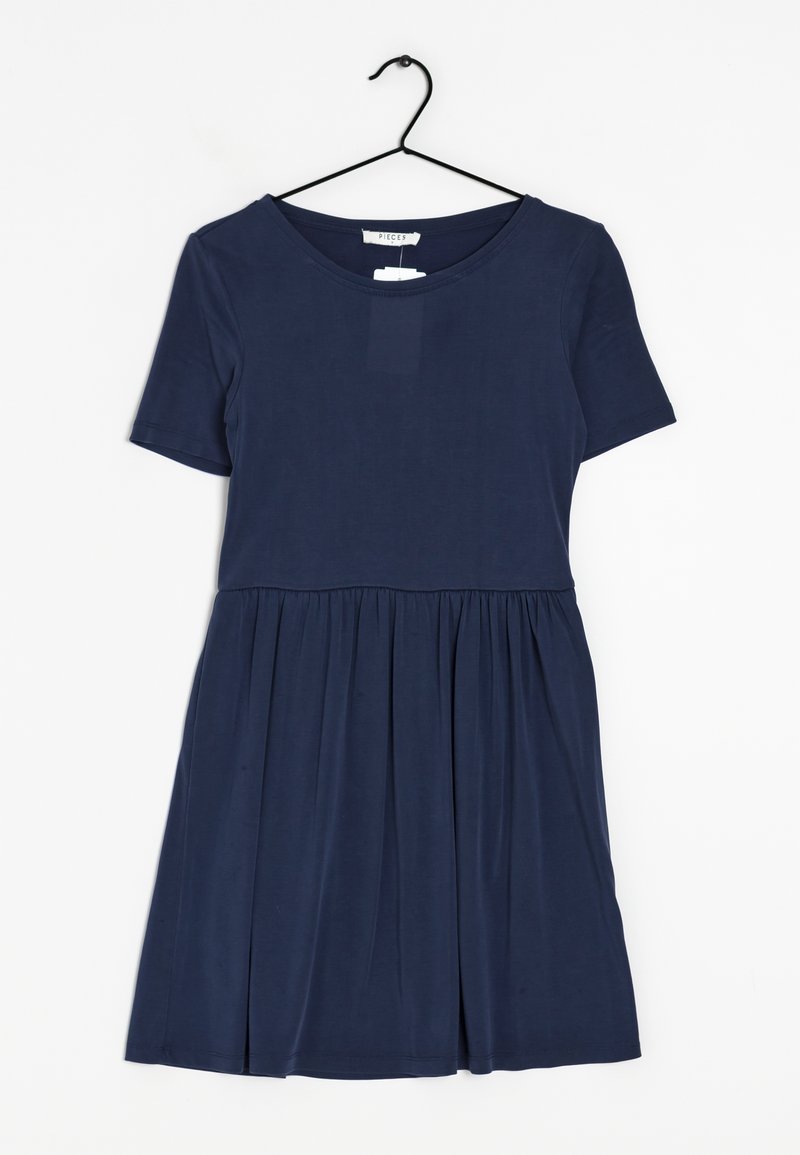 Námořnické modré šaty s krátkým rukávem vyrobené z měkkého materiálu, s přiléhavým topem a rozšířenou sukní se skladovými detaily v pase. Visí na černém háčku.