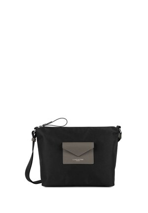 Sac bandoulière noir avec une bandoulière réglable et une poche enveloppe grise à l'avant, étiquetée Lancaster Paris sur fond blanc.