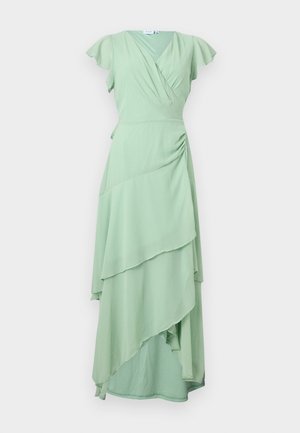 Robe portefeuille vert clair à manches courtes avec col en V, jupe asymétrique à plusieurs couches et détail de nouage latéral, présentée sur un fond uni.