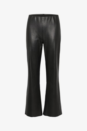 Melnas ādas bikses ar zvana piegriezumu, gludu tekstūru, augstu vidukli un nedaudz paplašinātiem apakšmalām. Nav redzamu stiprinājumu vai rakstu.