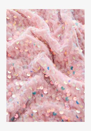 Ružová tkanina s jemnou textúrou, pokrytá dúhovými flitrami odrážajúcimi rôzne farby, vytvárajúca vrstvený, trblietavý vzhľad.