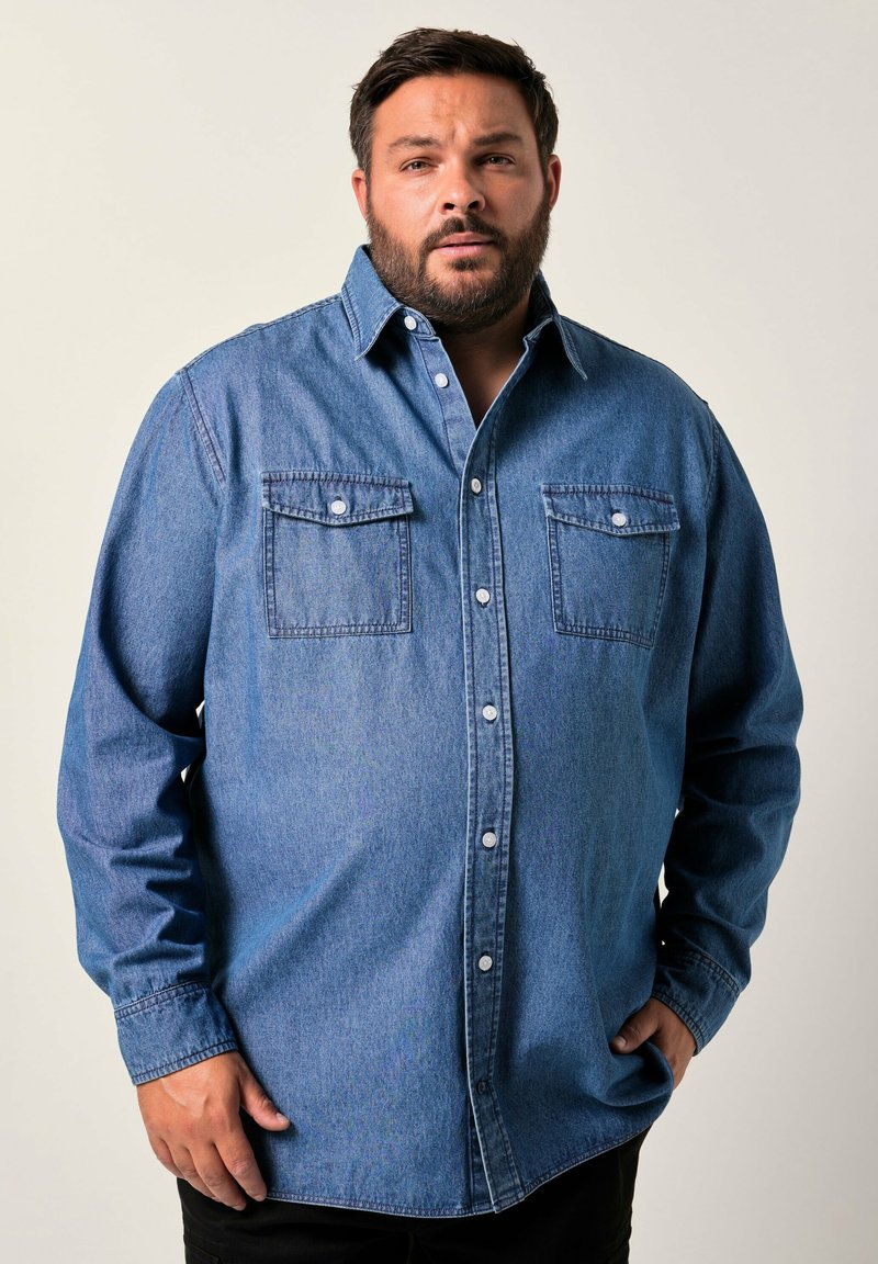 Camicia in denim blu con chiusura a bottoni, due tasche sul petto e maniche lunghe. Presenta un colletto classico e un taglio rilassato.