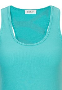 Débardeur turquoise côtelé avec un col rond et un design sans manches, présentant une étiquette de marque "REPLAY" blanche à l'intérieur du col.