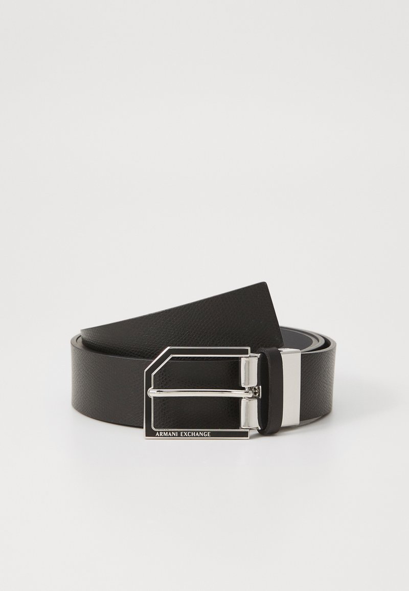 Cintura in pelle nera con finitura testurizzata e fibbia rettangolare argentata. Presenta il marchio "ARMANI EXCHANGE" sulla fibbia.