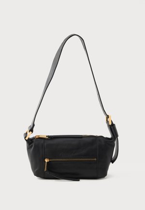 Sac à main en cuir noir avec une forme rectangulaire, dotée de quincaillerie dorée, d'une poche zippée et d'une bandoulière ajustable. Texture lisse.