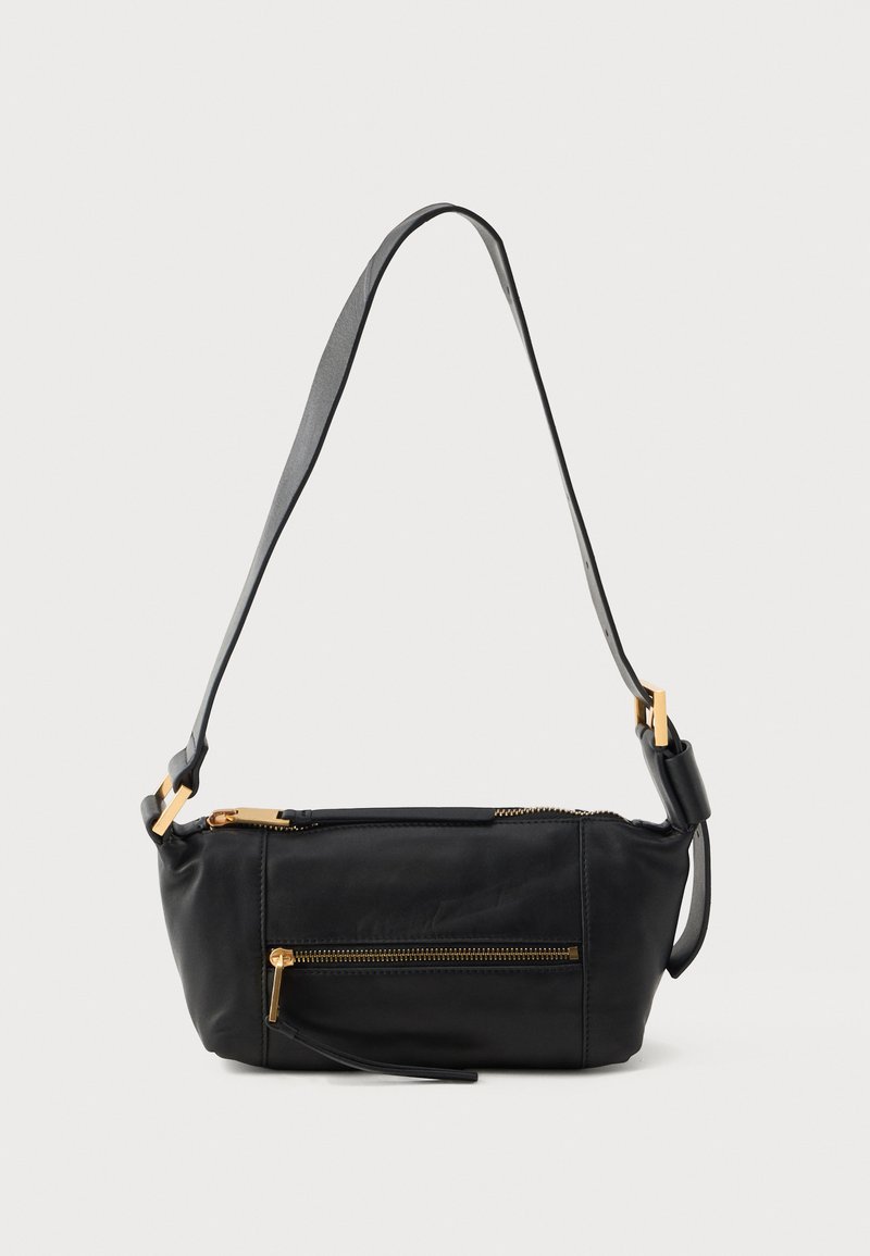 Borsa a spalla in pelle nera con forma rettangolare, caratterizzata da accessori in oro, una tasca con zip e una tracolla regolabile. Texture liscia.