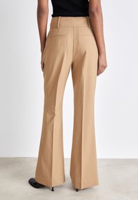 AllSaints SEVENH TROUSER - Kalhoty - camel brown