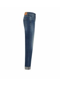 Jean slim bleu foncé vu de côté avec revers retroussés, poche arrière et patch en cuir marron sur la ceinture.