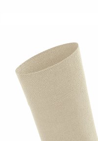 Calzino beige alla caviglia realizzato in morbido tessuto testurizzato, con una parte superiore a costine e un corpo liscio, dotato di un design senza cuciture per il massimo comfort.