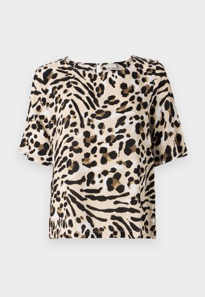 Lühikese varrukaga pluus heleda beeži värviga, millel on must ja pruun loomade muster. Omab ruudukujulist kaelust ja lõdva istuvust. Kerge tekstuur.