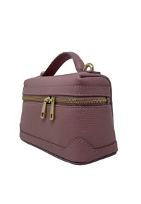 Różowa skórzana torba ze złotym zamkiem i okuciami, prostokątny kształt, gładka tekstura, krótki uchwyt i subtelne detale przeszyć.