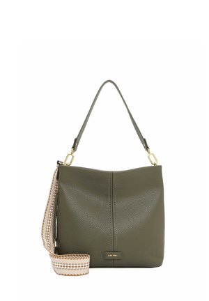 Alyvuogių žalios spalvos tekstūruota odinė rankinė su trumpa rankena, nuimamu raštuotu petnešiniu diržu ir auksinio tono metalo detalėmis.