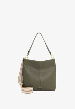 Bolso de mano de cuero texturizado en verde oliva con un asa corta, correa de hombro desmontable con patrón y detalles en acabado dorado.