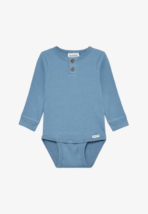 Hellblauer, gerippter Body mit langen Ärmeln, rundem Ausschnitt, zwei Holzknöpfen am Kragen und Druckknöpfen am unteren Saum.