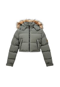 Geknipte pufferjas in gedempt groen met een afneembare nepbontkap, ritssluiting en twee vo pockets, voorzien van een gestikt patroon.