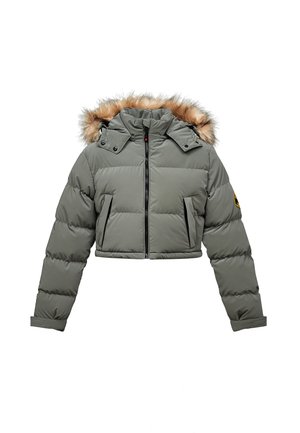 Giubbotto corto imbottito in verde tenue con cappuccio in pelliccia sintetica removibile, chiusura con zip e due tasche anteriori, caratterizzato da un motivo trapuntato.